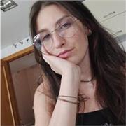 Profesora de lengua imparte clases a niños de todas las edades